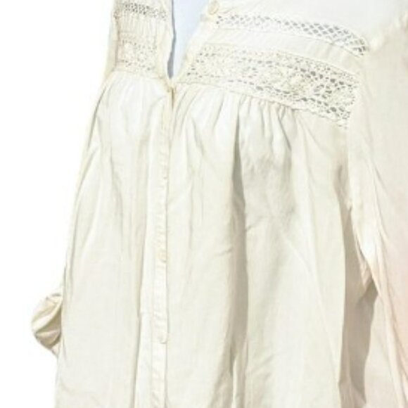 WHITE TOP WITH ROLL BUTTON SLEEVES BACKGROUND100% RAYON HIGHLIGHTS 100% COTTON - Picture 4 of 7